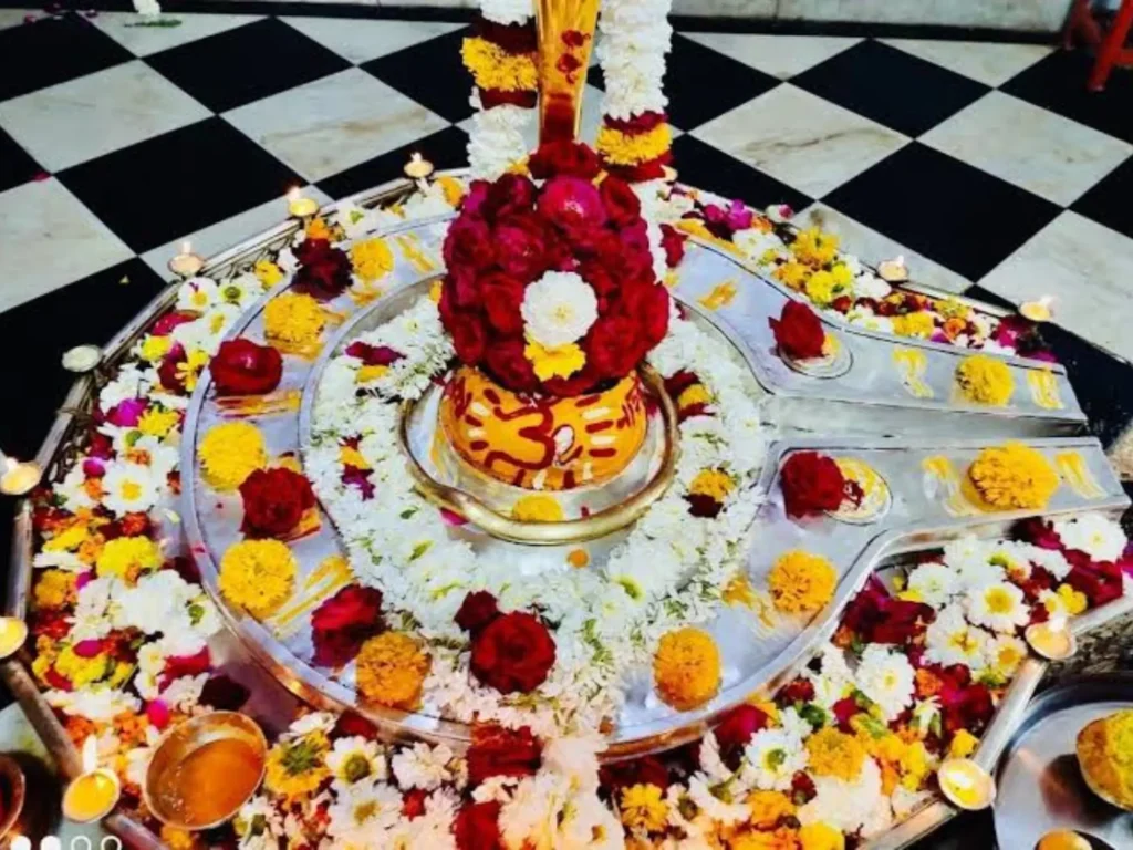 Shivling decorated with flowers for Mangal Dosh puja in Ujjain
