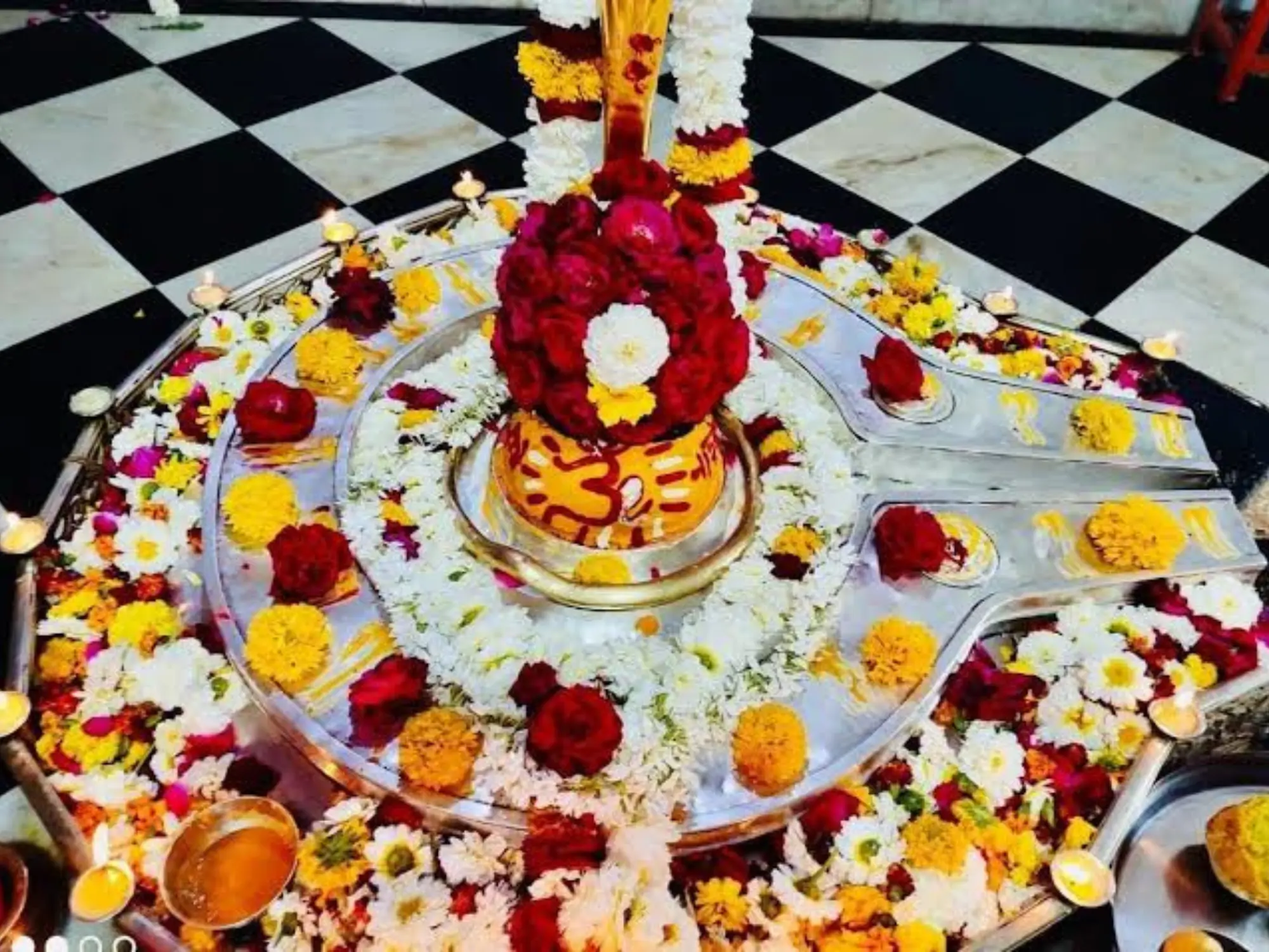 Shivling decorated with flowers for Mangal Dosh puja in Ujjain