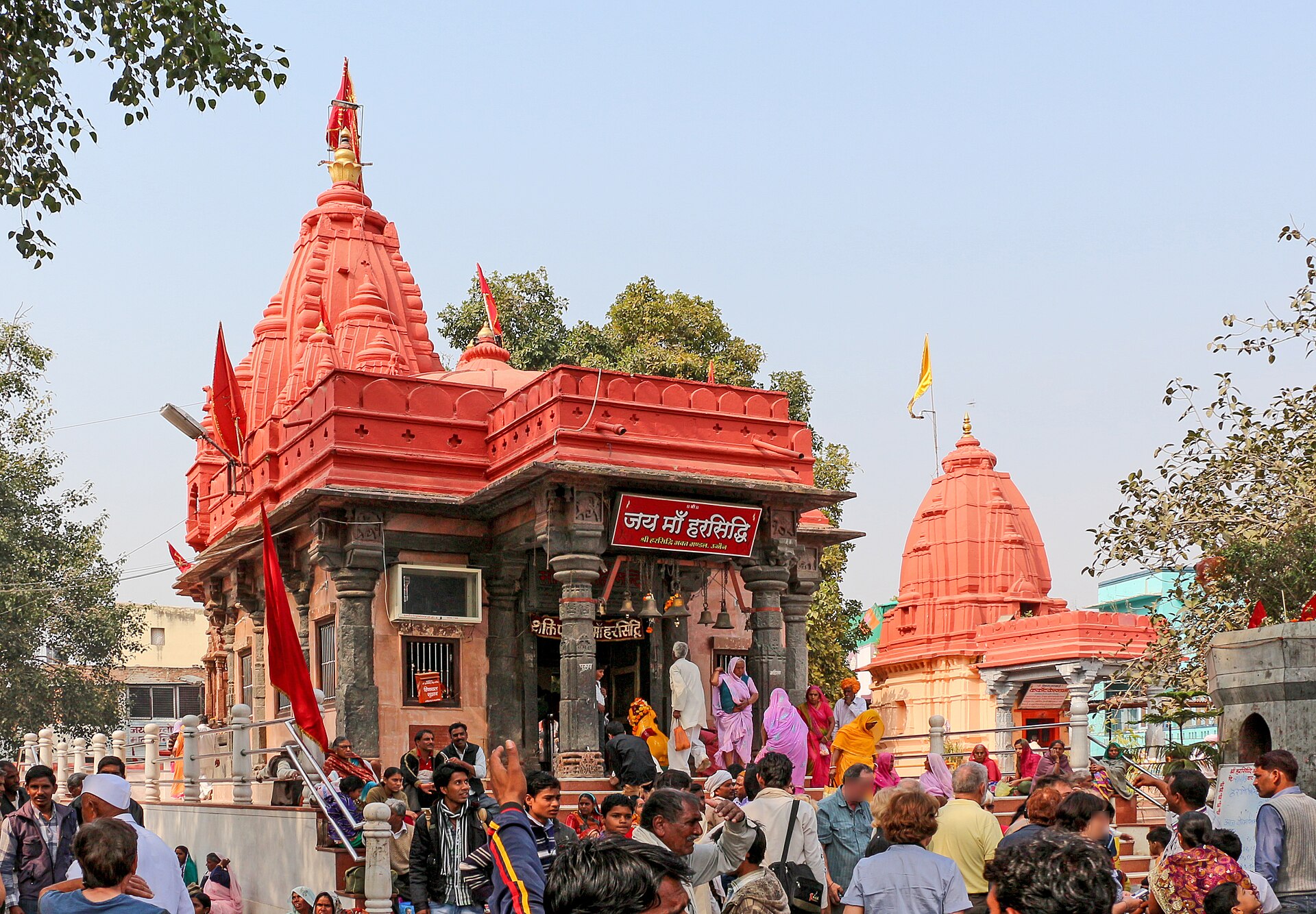 Entrance of Harsiddhi Mata Mandir in Ujjain with devotees