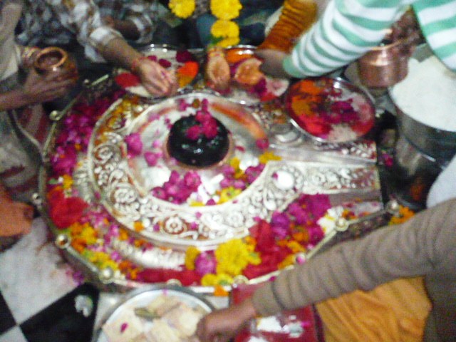 Mangalnath Shivling decorated with rice and flowers during Bhat Puja, Ujjain
